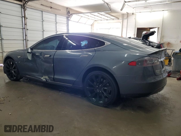 2013 Tesla Model S z VIN 5YJSA1DN0DFP26935, wystawiony jako Copart lot #45081995 z przebiegiem 120 048 mil mil oraz Szkoda całkowita • Salvage title. Historia ofert i sprzedaży dostępna na DreamBid. Obrazek 2.