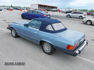 1985 Mercedes-Benz 380 z VIN WDBBA45C7FA020232, wystawiony jako IAAI lot #42206469 z przebiegiem 139 733 mil mil oraz . Historia ofert i sprzedaży dostępna na DreamBid. Obrazek 3.