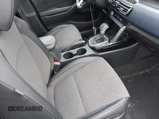 2023 Kia Seltos Nightfall z VIN KNDEUCA27P7348312, wystawiony jako IAAI lot #42028454 z przebiegiem 42 106 mil mil oraz . Historia ofert i sprzedaży dostępna na DreamBid. Obrazek 5.