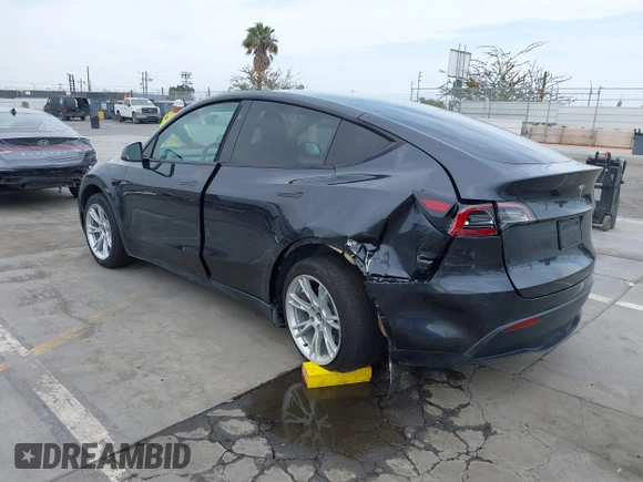 2024 Tesla Model Y z VIN 7SAYGDEDXRF032666, wystawiony jako IAAI lot #42373033 z przebiegiem 7 428 mil mil oraz . Historia ofert i sprzedaży dostępna na DreamBid. Obrazek 3.