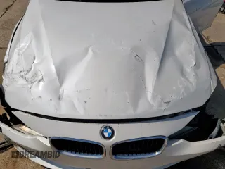 2013 BMW 3 Series 328i xDrive z VIN WBA3B3C56DJ811038, wystawiony jako Copart lot #55895825 z przebiegiem 111 090 mil mil oraz Czysty tytuł • Clean title. Historia ofert i sprzedaży dostępna na DreamBid. Obrazek 11.