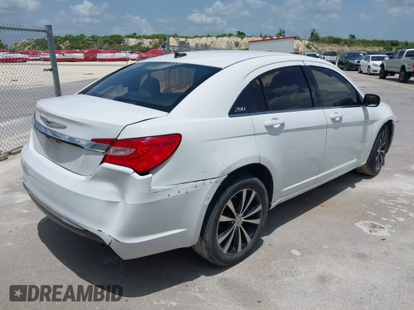 2014 Chrysler 200 LX z VIN 1C3CCBAB3EN207688, wystawiony jako IAAI lot #42086295 z przebiegiem 137 547 mil mil oraz . Historia ofert i sprzedaży dostępna na DreamBid. Obrazek 4.