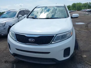 2014 Kia Sorento LX with VIN 5XYKT3A69EG539397, listed as a IAAI auction lot 39879930 with 1 mi miles. Bid and sale history available at carsss.com. Image 6.