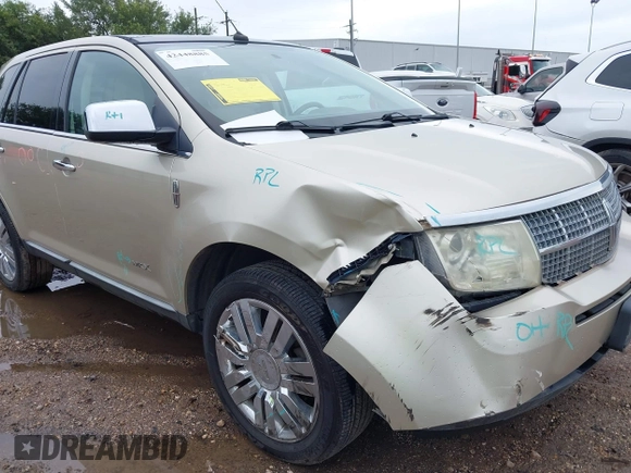 2010 Lincoln MKX z VIN 2LMDJ6JC0ABJ11318, wystawiony jako IAAI lot #42448885 z przebiegiem 92 860 mil mil oraz . Historia ofert i sprzedaży dostępna na DreamBid. Obrazek 6.