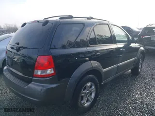2004 Kia Sorento LX with VIN KNDJD733045243758, listed as a IAAI auction lot 41033516 with 183,831 mi miles. Bid and sale history available at carsss.com. Image 4.