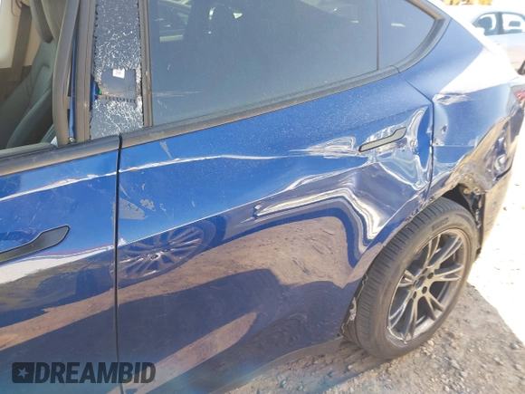 2024 Tesla Model Y Long Range with VIN 7SAYGDEE5RA329172, listed as a IAAI auction lot 41892147 with 8,030 mi miles and . Bid and sale history available at DreamBid. Image 20.