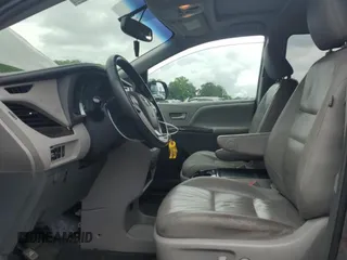 2015 Toyota Sienna XLE z VIN 5TDYK3DC1FS574647, wystawiony jako Copart lot #64163905 z przebiegiem 144 403 mil mil oraz Szkoda całkowita • Salvage title. Historia ofert i sprzedaży dostępna na DreamBid. Obrazek 7.