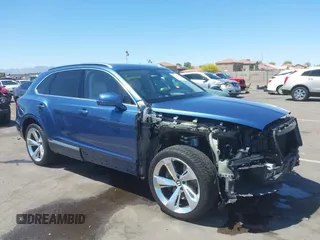 2019 Bentley Bentayga V8 z VIN SJAAM2ZVXKC026160, wystawiony jako IAAI lot #42131132 z przebiegiem 38 512 mil mil oraz . Historia ofert i sprzedaży dostępna na DreamBid. Obrazek 1.