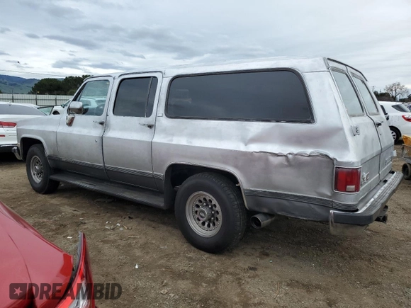 1990 GMC Suburban z VIN 1GKGR26N7LF537148, wystawiony jako Copart lot #45388815 z przebiegiem 265 951 mil mil oraz Czysty tytuł • Clean title. Historia ofert i sprzedaży dostępna na DreamBid. Obrazek 2.