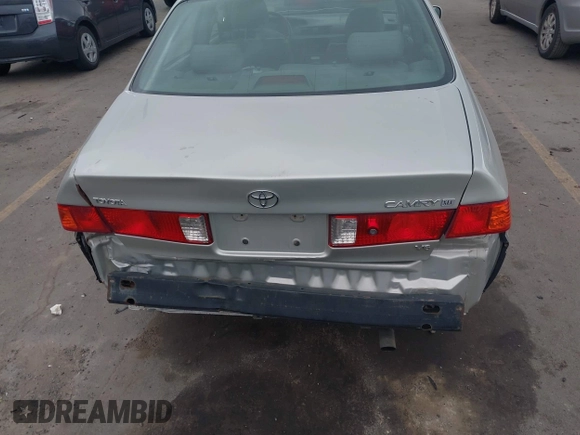 2001 Toyota Camry LE z VIN 4T1BF28K71U127407, wystawiony jako IAAI lot #42247606 z przebiegiem 289 995 mil mil oraz . Historia ofert i sprzedaży dostępna na DreamBid. Obrazek 16.