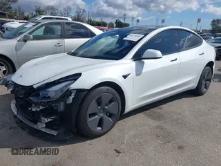 2023 Tesla Model 3 z VIN 5YJ3E1EA6PF488405, wystawiony jako IAAI lot #41570896 z przebiegiem 26 631 mil mil oraz . Historia ofert i sprzedaży dostępna na DreamBid. Obrazek 20.