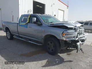 2020 Ram 2500 Laramie z VIN 3C6UR5KL5LG148079, wystawiony jako IAAI lot #41757733 z przebiegiem 101 673 mil mil oraz . Historia ofert i sprzedaży dostępna na DreamBid. Obrazek 1.