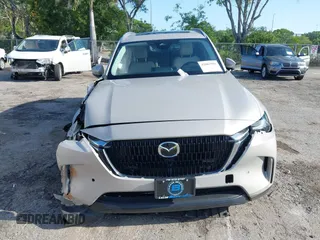 2025 Mazda CX-90 Preferred z VIN JM3KKBHDXS1224788, wystawiony jako IAAI lot #42007081 z przebiegiem 752 mil mil oraz . Historia ofert i sprzedaży dostępna na DreamBid. Obrazek 12.