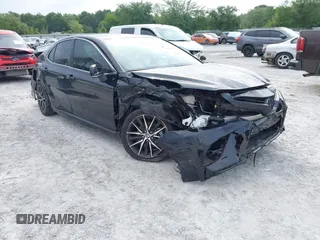 2023 Toyota Camry SE z VIN 4T1G11AK9PU796795, wystawiony jako IAAI lot #42188413 z przebiegiem 31 828 mil mil oraz . Historia ofert i sprzedaży dostępna na DreamBid. Obrazek 1.