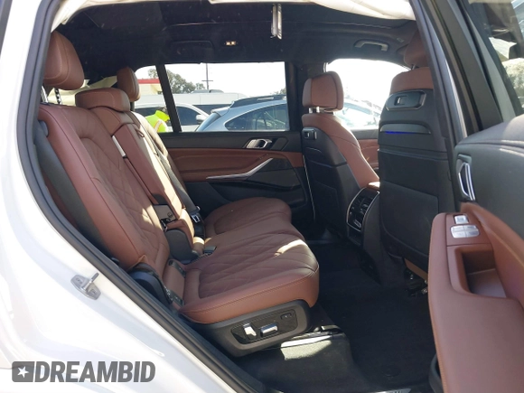 2024 BMW X7 xDrive40i z VIN 5UX23EM08R9U61655, wystawiony jako IAAI lot #41657934 z przebiegiem 12 810 mil mil oraz . Historia ofert i sprzedaży dostępna na DreamBid. Obrazek 8.