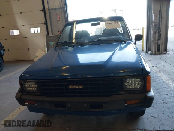 1985 Toyota Pickup z VIN JT4RN50RXF0083921, wystawiony jako IAAI lot #42029838 z przebiegiem 249 994 mil mil oraz . Historia ofert i sprzedaży dostępna na DreamBid. Obrazek 12.