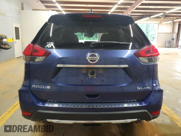 2017 Nissan Rogue SV z VIN JN8AT2MV7HW013127, wystawiony jako Copart lot #56920665 z przebiegiem 131 116 mil mil oraz Szkoda całkowita • Salvage title. Historia ofert i sprzedaży dostępna na DreamBid. Obrazek 6.