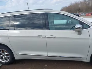 2017 Chrysler Pacifica Limited with VIN 2C4RC1GG6HR592464, listed as a IAAI auction lot 41868991 with 84,071 mi miles and . Bid and sale history available at DreamBid. Image 14.