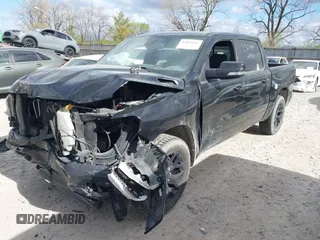 2019 Ram 1500 Big Horn z VIN 1C6SRFFTXKN524482, wystawiony jako IAAI lot #42012837 z przebiegiem 117 176 mil mil oraz . Historia ofert i sprzedaży dostępna na DreamBid. Obrazek 17.