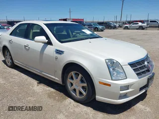 2009 Cadillac STS RWD z VIN 1G6DZ67A290134517, wystawiony jako IAAI lot #42284292 z przebiegiem 153 085 mil mil oraz . Historia ofert i sprzedaży dostępna na DreamBid. Obrazek 1.
