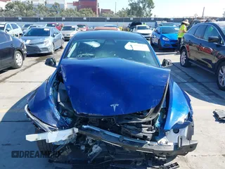 2025 Tesla Model 3 Long Range z VIN 5YJ3E1EB9SF886175, wystawiony jako IAAI lot #41648473 z przebiegiem 395 mil mil oraz . Historia ofert i sprzedaży dostępna na DreamBid. Obrazek 12.