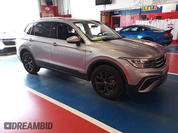 2024 Volkswagen Tiguan SE z VIN 3VV3B7AX7RM105271, wystawiony jako IAAI lot #42752403 z przebiegiem 27 050 mil mil oraz . Historia ofert i sprzedaży dostępna na DreamBid. Obrazek 41.