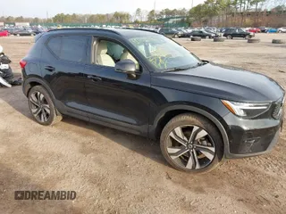 2023 Volvo XC40 Plus Dark Theme z VIN YV4L12UW6P2082915, wystawiony jako IAAI lot #41903732 z przebiegiem 14 346 mil mil oraz . Historia ofert i sprzedaży dostępna na DreamBid. Obrazek 1.