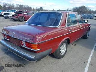 1982 Mercedes-Benz 300 D z VIN WDBAB33A5CB013080, wystawiony jako IAAI lot #41734842 z przebiegiem 297 205 mil mil oraz . Historia ofert i sprzedaży dostępna na DreamBid. Obrazek 4.