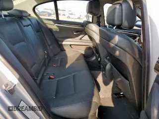 2013 BMW 5 Series 528i xDrive z VIN WBAXH5C53DDW15228, wystawiony jako Copart lot #59057115 z przebiegiem 238 230 mil mil oraz Czysty tytuł • Clean title. Historia ofert i sprzedaży dostępna na DreamBid. Obrazek 10.