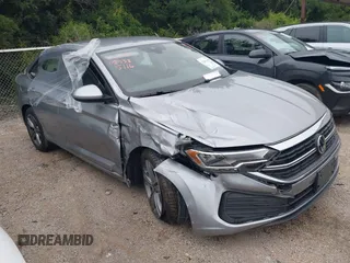 2024 Volkswagen Jetta SE z VIN 3VWEM7BU9RM083387, wystawiony jako IAAI lot #42431499 z przebiegiem 32 476 mil mil oraz . Historia ofert i sprzedaży dostępna na DreamBid. Obrazek 1.