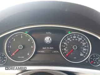 2015 Volkswagen Touareg Lux z VIN WVGEP9BP2FD007450, wystawiony jako IAAI lot #42144344 z przebiegiem 174 308 mil mil oraz . Historia ofert i sprzedaży dostępna na DreamBid. Obrazek 7.