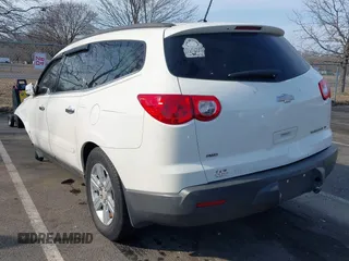 2012 Chevrolet Traverse 1LT z VIN 1GNKVGED7CJ108488, wystawiony jako IAAI lot #41779819 z przebiegiem 121 396 mil mil oraz . Historia ofert i sprzedaży dostępna na DreamBid. Obrazek 3.