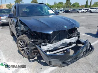2025 BMW X5 xDrive40i z VIN 5UX23EU04S9X08790, wystawiony jako IAAI lot #42261810 z przebiegiem 7 051 mil mil oraz . Historia ofert i sprzedaży dostępna na DreamBid. Obrazek 1.