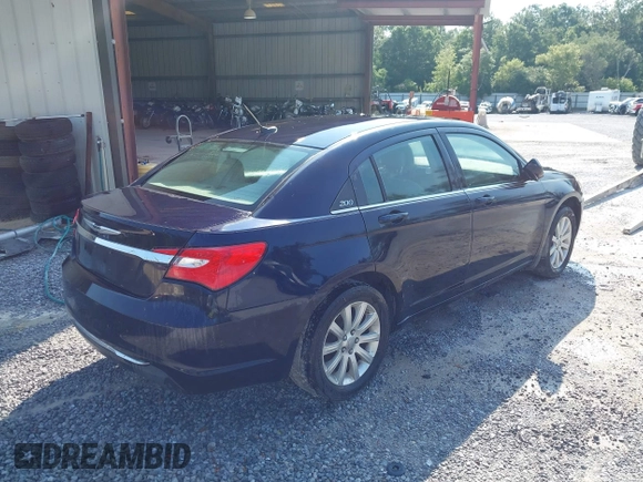 2012 Chrysler 200 Touring z VIN 1C3CCBBB1CN172726, wystawiony jako IAAI lot #42157617 z przebiegiem 198 765 mil mil oraz . Historia ofert i sprzedaży dostępna na DreamBid. Obrazek 4.