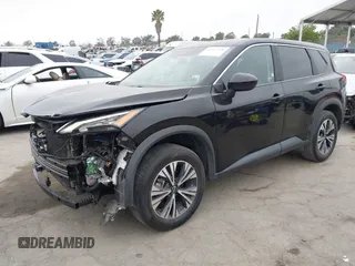 2023 Nissan Rogue SV z VIN 5N1BT3BA2PC893980, wystawiony jako IAAI lot #42357578 z przebiegiem 40 218 mil mil oraz . Historia ofert i sprzedaży dostępna na DreamBid. Obrazek 2.