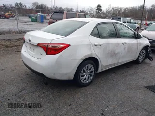 2018 Toyota Corolla L z VIN 2T1BURHEXJC071036, wystawiony jako IAAI lot #41213119 z przebiegiem 56 567 mil mil oraz . Historia ofert i sprzedaży dostępna na DreamBid. Obrazek 4.