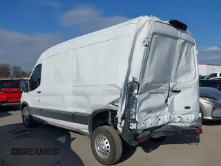 2023 Ford Transit Cargo с VIN 1FTBR2CG4PKB83534, выставлен на аукционе IAAI как лот 41243389 с пробегом 5 507 миль миль и . История ставок и продаж доступна на DreamBid. Изображение 3.