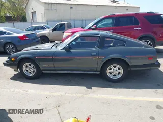 1983 Datsun 280ZX z VIN JN1HZ04S3DX579019, wystawiony jako IAAI lot #41825629 z przebiegiem 136 430 mil mil oraz . Historia ofert i sprzedaży dostępna na DreamBid. Obrazek 14.