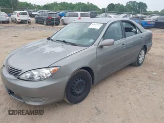 2005 Toyota Camry STD z VIN 4T1BE32K05U555388, wystawiony jako IAAI lot #42119726 z przebiegiem 148 376 mil mil oraz . Historia ofert i sprzedaży dostępna na DreamBid. Obrazek 2.