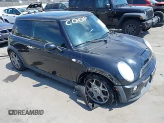 2006 MINI Hardtop S z VIN WMWRE33596TJ35502, wystawiony jako IAAI lot #42474204 z przebiegiem 126 938 mil mil oraz . Historia ofert i sprzedaży dostępna na DreamBid. Obrazek 1.