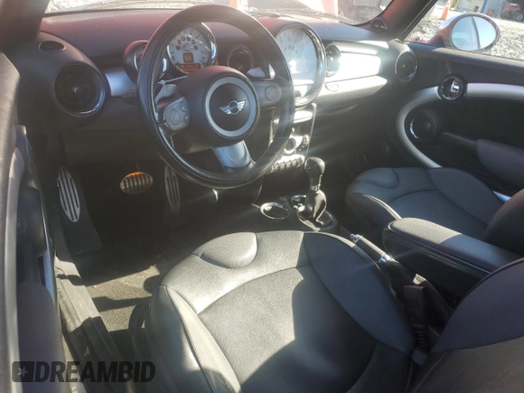 2010 MINI Convertible S z VIN WMWMS3C57ATZ85589, wystawiony jako Copart lot #41797795 z przebiegiem 128 059 mil mil oraz Czysty tytuł • Clean title. Historia ofert i sprzedaży dostępna na DreamBid. Obrazek 8.