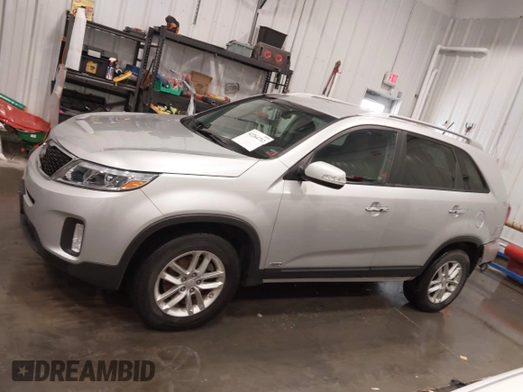 2014 Kia Sorento LX z VIN 5XYKTCA63EG524362, wystawiony jako IAAI lot #42264712 z przebiegiem 99 450 mil mil oraz . Historia ofert i sprzedaży dostępna na DreamBid. Obrazek 15.