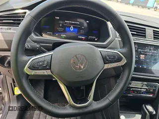 2024 Volkswagen Tiguan SE with VIN 3VV3B7AX6RM103866, listed as a IAAI auction lot 42751181 with 31,978 mi miles and . Bid and sale history available at DreamBid. Image 27.