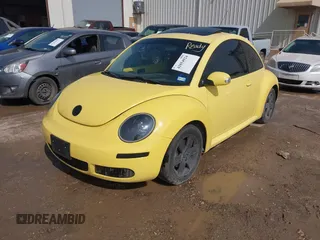 2006 Volkswagen New Beetle Coupe with VIN 3VWRW31CX6M417886, listed as a IAAI auction lot 41854924 with 61,008 mi miles. Bid and sale history available at carsss.com. Image 2.