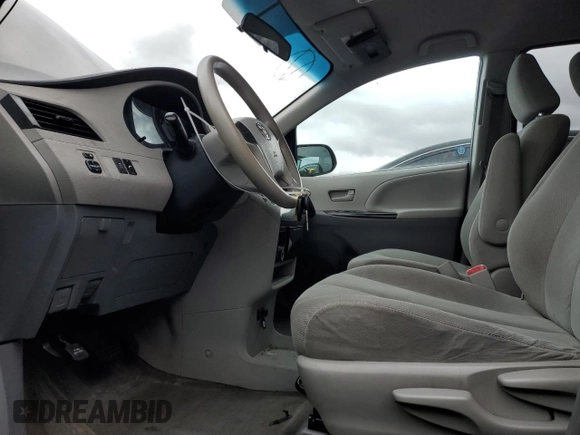 2011 Toyota Sienna with VIN 5TDZK3DC6BS151402, listed as a Copart auction lot 86147774 with 388,569 mi miles and Clean Title. Bid and sale history available at carsss.com. Image 7.