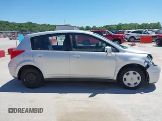 2008 Nissan Versa S z VIN 3N1BC13EX8L385937, wystawiony jako IAAI lot #42330289 z przebiegiem 131 178 mil mil oraz . Historia ofert i sprzedaży dostępna na DreamBid. Obrazek 13.