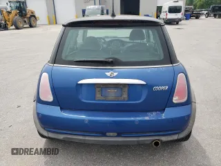 2005 MINI Hardtop z VIN WMWRC33575TJ72830, wystawiony jako Copart lot #53948105 z przebiegiem 121 751 mil mil oraz Szkoda całkowita • Salvage title. Historia ofert i sprzedaży dostępna na DreamBid. Obrazek 6.