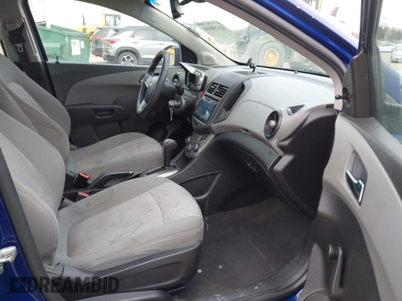 2012 Chevrolet Sonic LS z VIN 1G1JA5SH6C4199806, wystawiony jako IAAI lot #41454660 z przebiegiem 124 691 mil mil oraz . Historia ofert i sprzedaży dostępna na DreamBid. Obrazek 5.