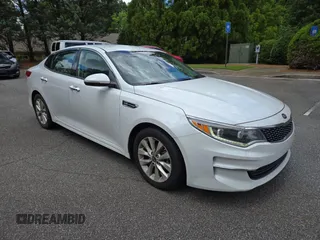 2016 Kia Optima EX z VIN 5XXGU4L33GG080449, wystawiony jako Copart lot #61627205 z przebiegiem 154 294 mil mil oraz Czysty tytuł • Clean title. Historia ofert i sprzedaży dostępna na DreamBid. Obrazek 1.