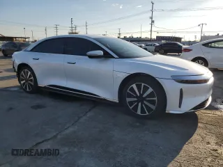 2024 Lucid Air Pure z VIN 50EA1PGA5RA001365, wystawiony jako Copart lot #42654165 z przebiegiem 8878 mil mil oraz Szkody całkowita. Historia ofert i sprzedaży dostępna na DreamBid. Obrazek 4.